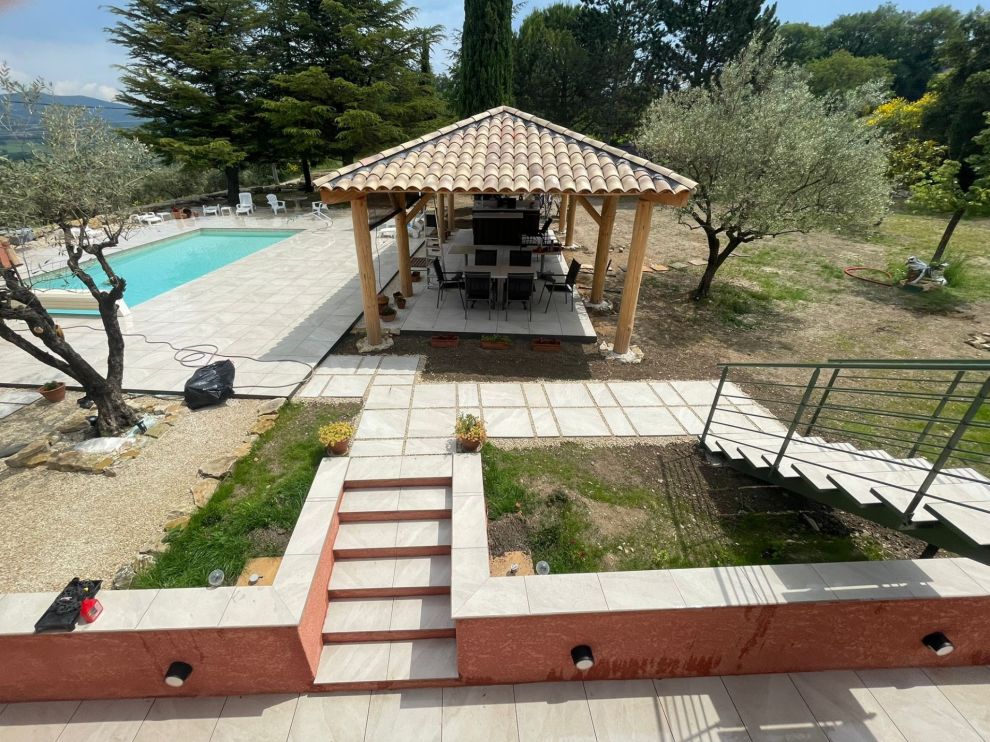 R&eacute;novation d'une couverture de b&acirc;timent dans la Dr&ocirc;me